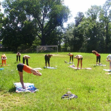 Joga na trawie