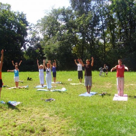 Joga na trawie