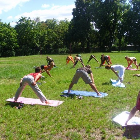 Joga na trawie