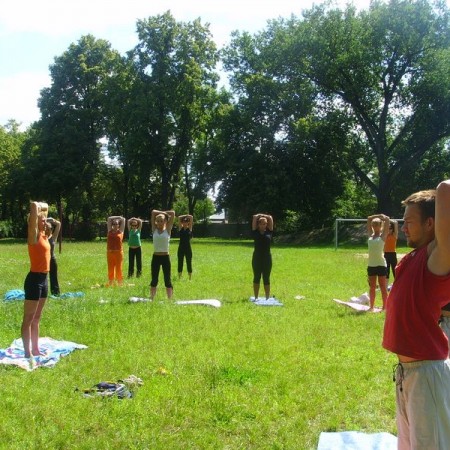 Joga na trawie