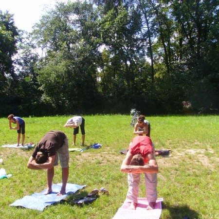 Joga na trawie