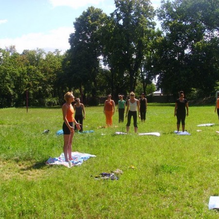 Joga na trawie